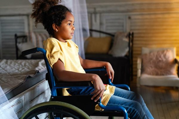 meisje in rolstoel